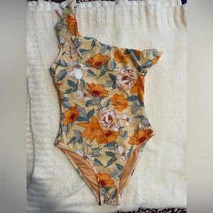 CUPSHE Romantic Flower Ruffle one-shoulder One-piece Size S color multi